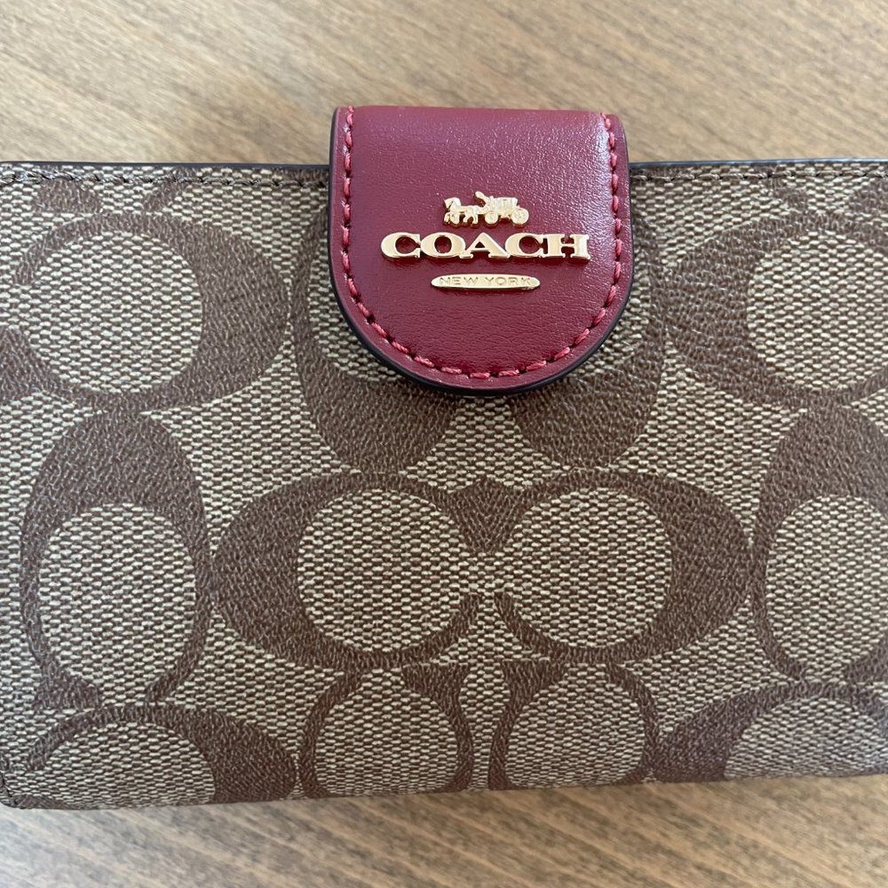 NWT Coach Medium Corner Zip Wallet in Signature Khaki/Cherry